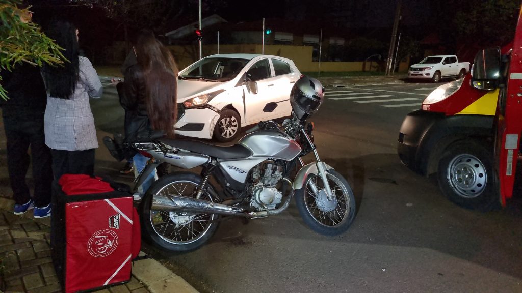 Jovem de 19 anos fica ferido após acidente de trânsito no Bairro Coqueiral Jovem de 19 anos fica ferido após acidente de trânsito no Bairro Coqueiral