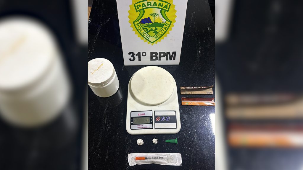 Dupla é detida com drogas no município de Anahy e levados à delegacia de Cascavel Dupla é detida com drogas no município de Anahy e levados à delegacia de Cascavel