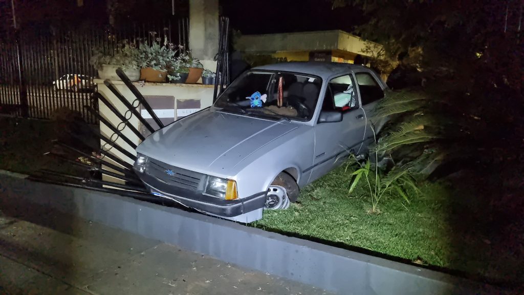 Carro invade residencial após acidente na Rua Natal Carro invade residencial após acidente na Rua Natal