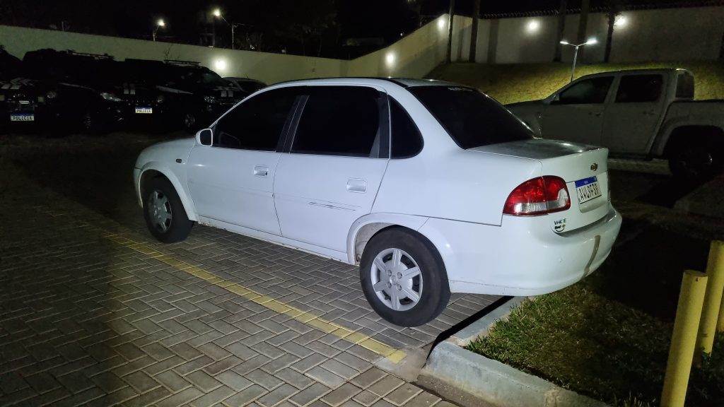 PM recupera veículo furtado e prende cinco pessoas PM recupera veículo furtado e prende cinco pessoas