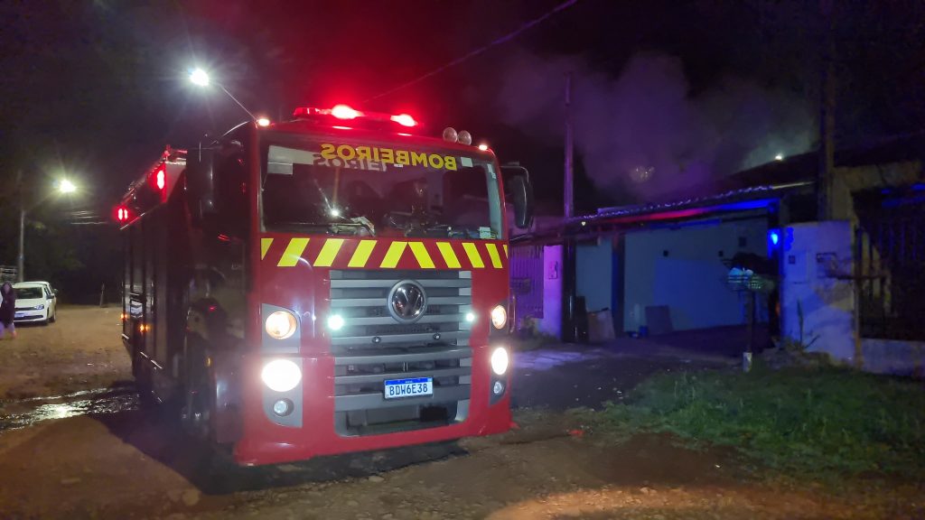 Casa no Bairro Interlagos fica danificada após incêndio Casa no Bairro Interlagos fica danificada após incêndio