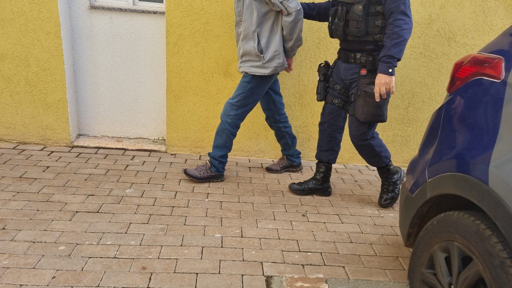 Homem que descumpriu medida protetiva contra ex, é preso no Bairro Santa Felicidade Homem que descumpriu medida protetiva contra ex, é preso no Bairro Santa Felicidade