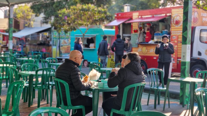 Com esse frio, vai um cafézinho? Cascavelenses aproveitam a Feira do Teatro neste domingo gelado