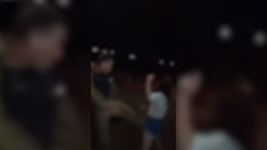 Vídeo mostra policial militar agredindo mulher em local de ocorrência