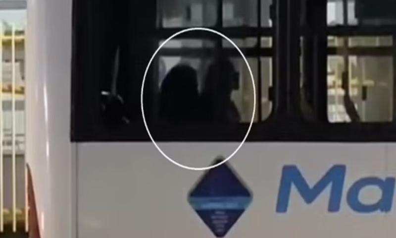 Motorista pede para passageira descer e tira “descanso” fazendo sapecagem com mulher em ônibus