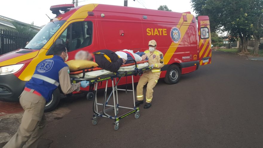 Idoso de 66 anos fratura joelho ao sofrer queda em casa