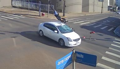 Imagem referente a Imagens fortes: Câmera registra acidente que deixou mulher em estado grave na Rua Jorge Lacerda