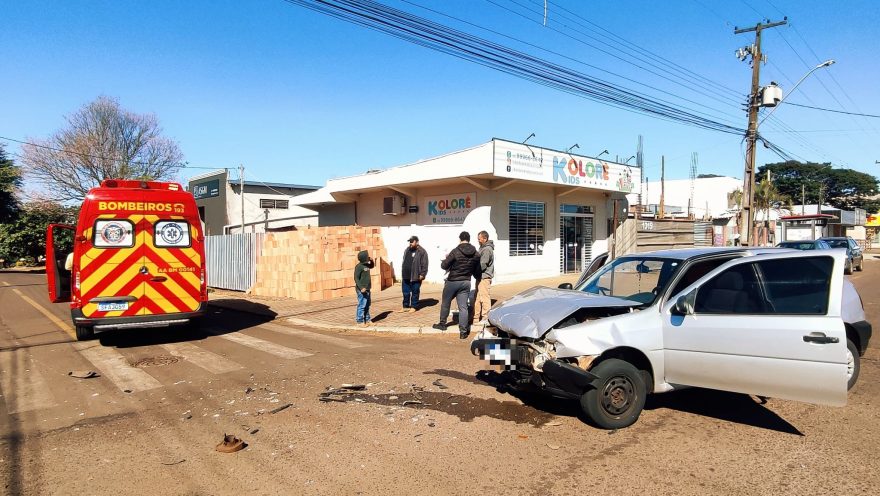Mulher é socorrida pelo Siate após acidente de trânsito na Rua Agostinho dos Santos