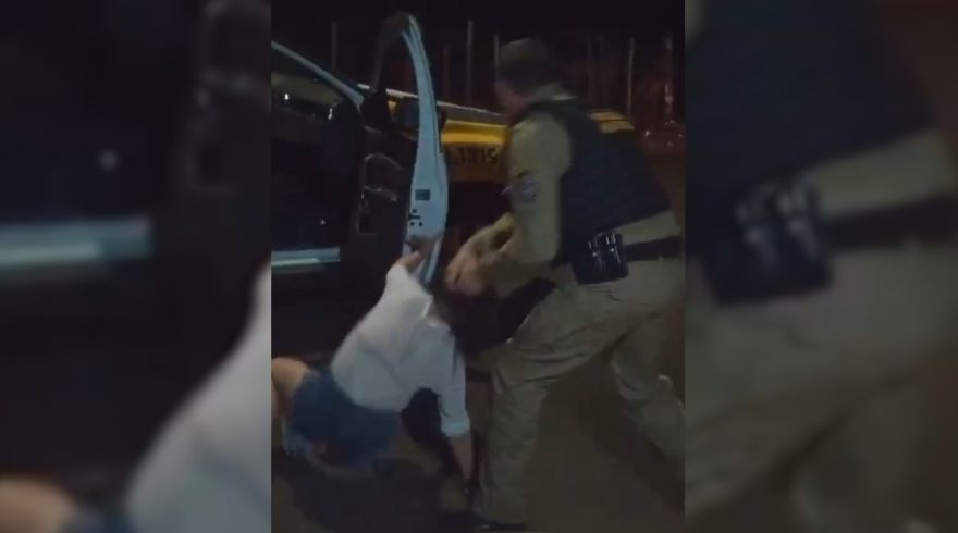 Governador Ratinho Junior afasta policial militar que agrediu mulher durante ocorrência