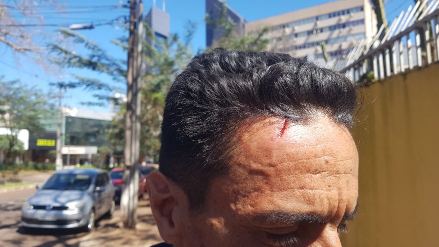 Pedestre é atingido por portão na Rua Mato Grosso