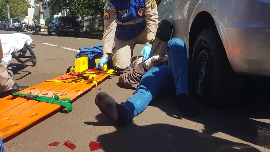 Acidente entre Ford Ka e moto, deixa motociclista ferida no Centro