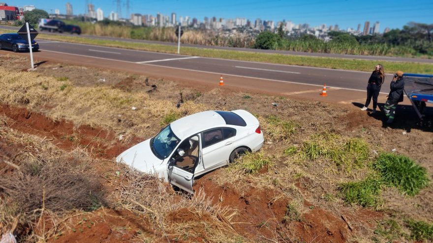 BMW cai em barranco após saída de pista na BR-467