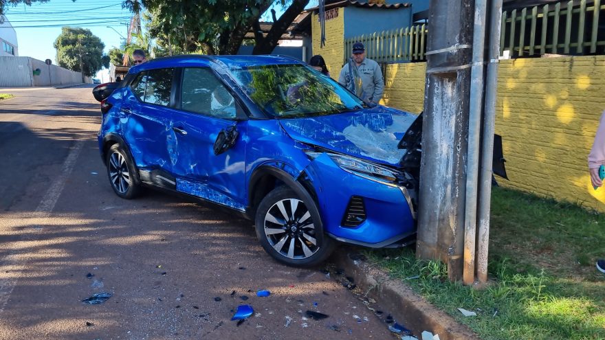 Nissan Kicks capota e atinge poste após acidente no Guarujá