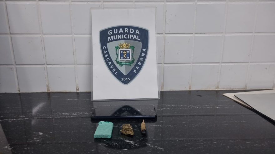 Dois são detidos fumando maconha na Praça do Floresta