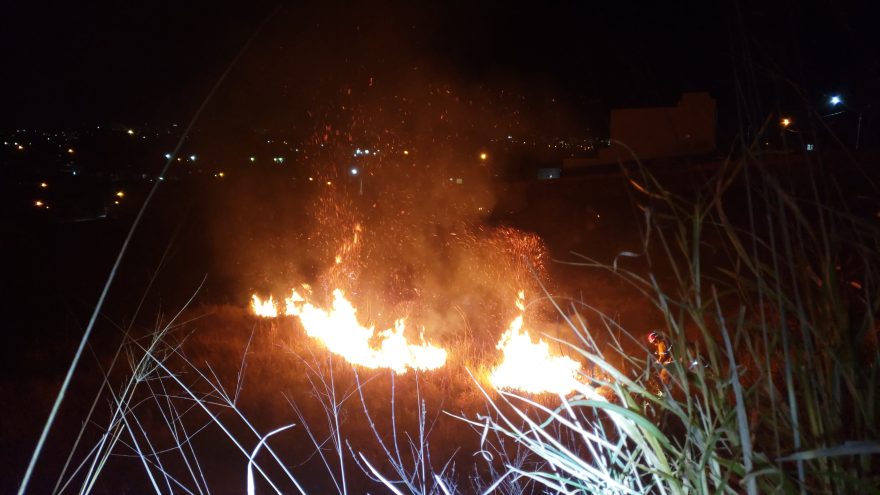 Mais fogo! Bombeiros combatem incêndio em vegetação no Universitário