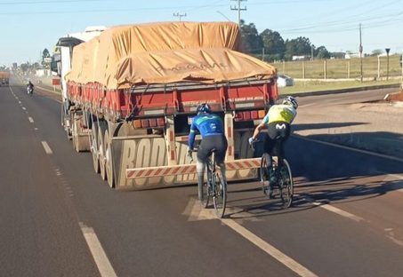 Velozes e perigosos: ciclistas pegam carona ilegal em caminhão e geram indignação nas redes sociais Imagem referente a Velozes e perigosos: ciclistas pegam carona ilegal em caminhão e geram indignação nas redes sociais