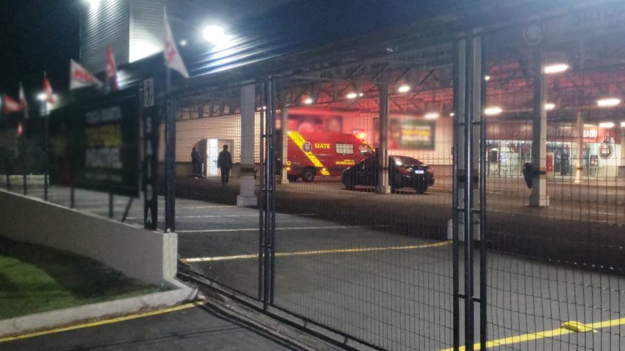 Mulher cai em escada rolante, carrinhos de compras passam por cima dela e vítima fica ferida em Cascavel