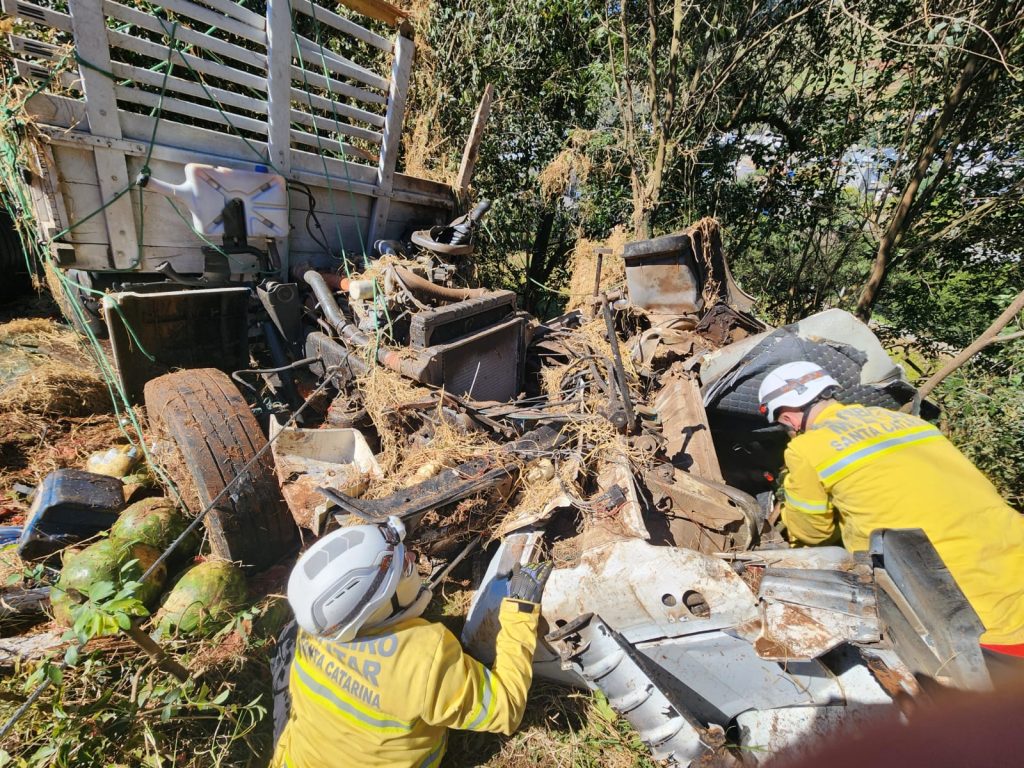 Bombeiros levam cerca de 2 horas para resgatar motorista de caminhão das ferragens Bombeiros levam cerca de 2 horas para resgatar motorista de caminhão das ferragens