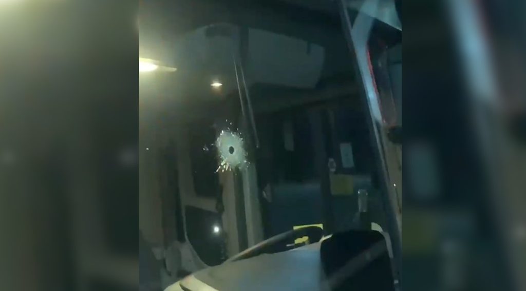 Ônibus que saiu de Cascavel sofre tentativa de assalto em Arapongas; dez tiros foram ouvidos