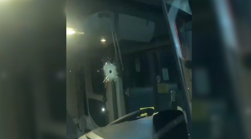 Ônibus que saiu de Cascavel sofre tentativa de assalto em Arapongas; dez tiros foram ouvidos