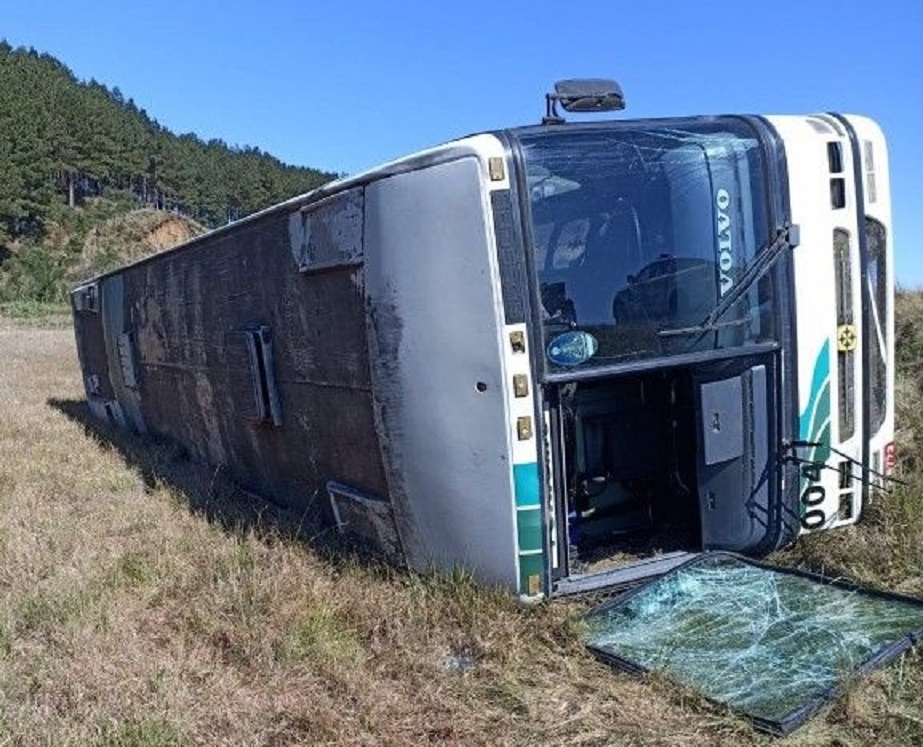19 trabalhadores do Paraná ficam feridos em tombamento de ônibus na SC-350