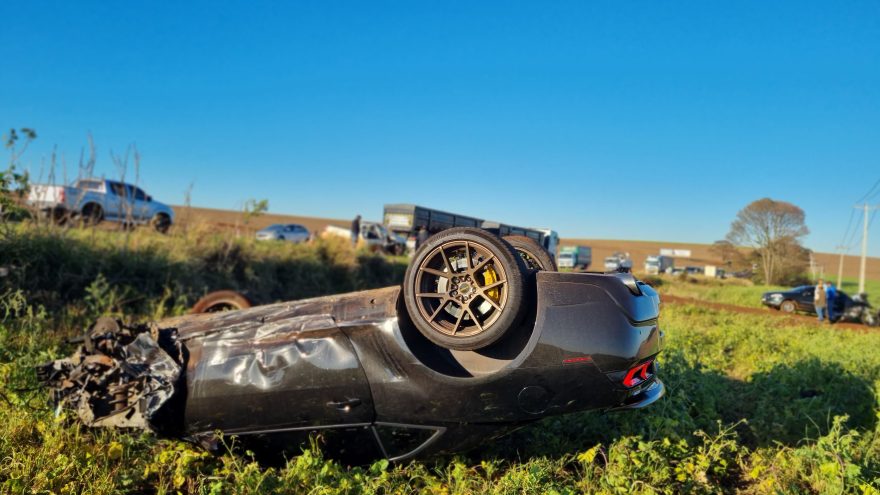 Camaro capota após colisão com Montana na BR-369