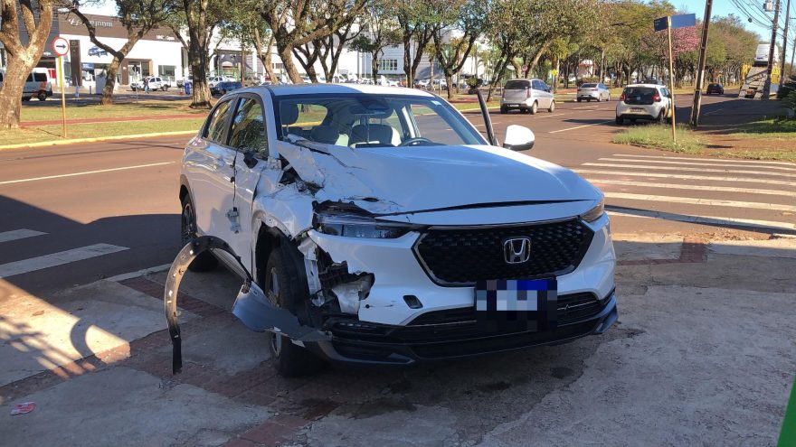 HR-V e caminhão se envolvem em acidente na Avenida Brasil