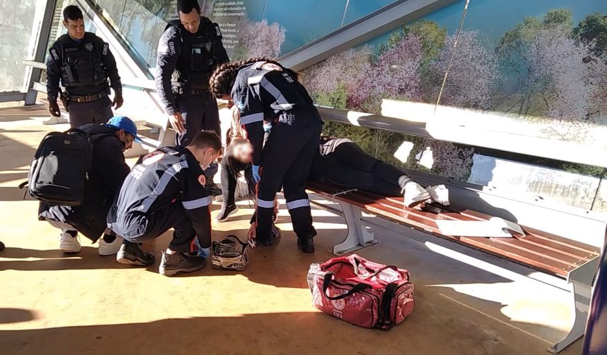 Mulher é socorrida após sofrer crise convulsiva em ônibus do transporte coletivo