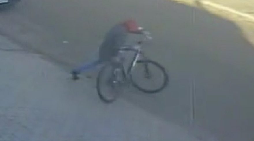 Câmera flagra furto de bicicleta no Bairro Esmeralda