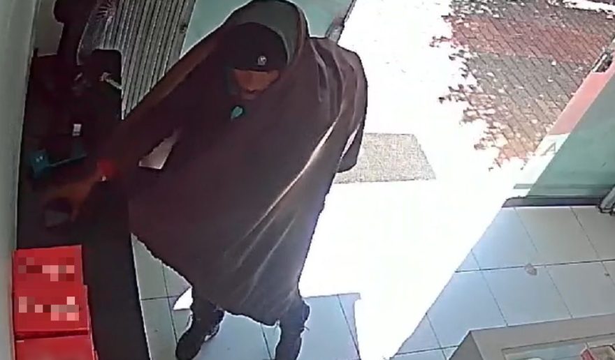 Homem é flagrado furtando celular e caixinha de doces no Centro