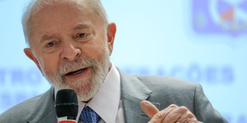 Imagem referente a Lula critica privatizações de empresas públicas em visita à Telebras