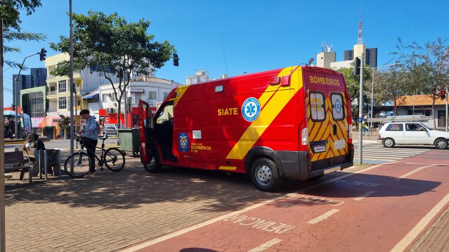 Mulher é atropelada por bicicleta na ciclovia da Avenida Brasil