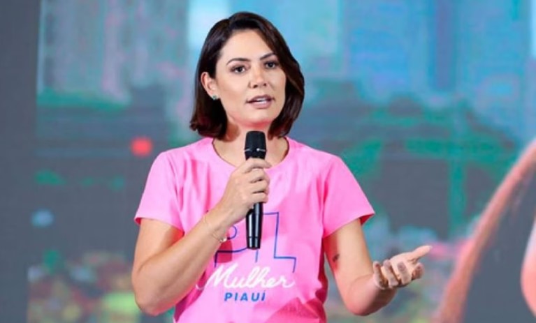 Michelle Bolsonaro critica hino com linguagem neutra em ato de Boulos: “Insano”