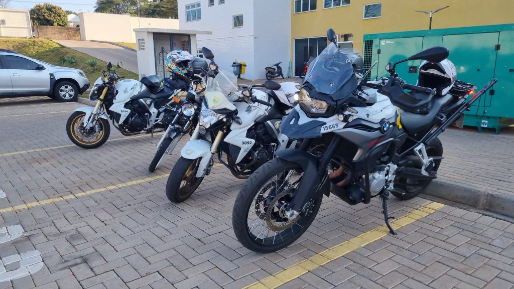 Homem tenta fugir de abordagem policial após dispensar pacote com cocaína Homem tenta fugir de abordagem policial após dispensar pacote com cocaína