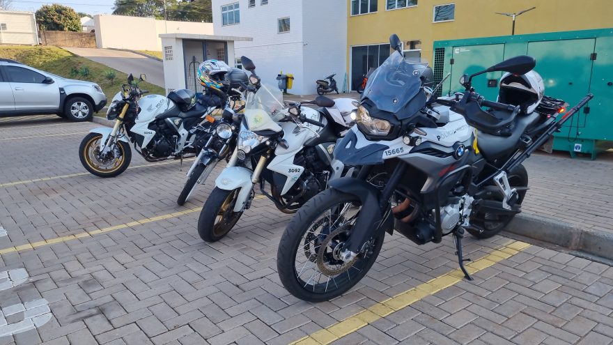 Homem tenta fugir de abordagem policial após dispensar pacote com cocaína