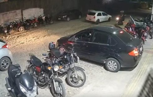 Cenas de terror: criminosos executam casal a tiros e atropelam motociclista em fuga; veja vídeo Imagem referente a Cenas de terror: criminosos executam casal a tiros e atropelam motociclista em fuga; veja vídeo