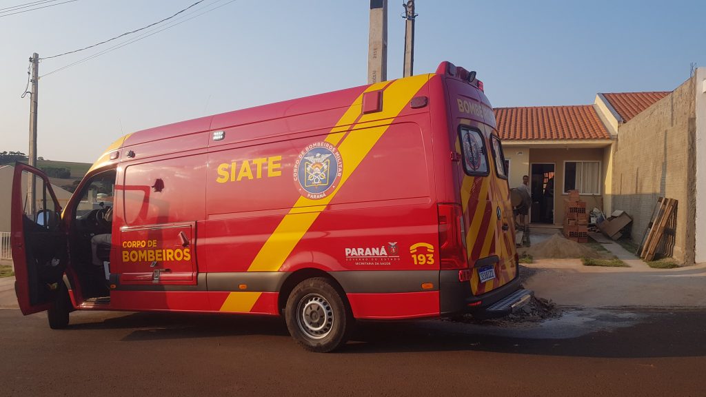Idoso sobe em escada para ver trabalho de pedreiros, mas acaba sofrendo queda Idoso sobe em escada para ver trabalho de pedreiros, mas acaba sofrendo queda