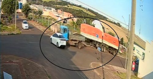 Câmera mostra momento em que Prius fura a preferencial e é atingido por caminhão no Veneza Imagem referente a Câmera mostra momento em que Prius fura a preferencial e é atingido por caminhão no Veneza
