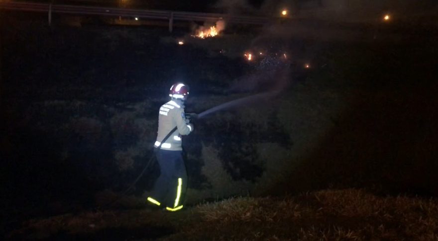 Corpo de Bombeiros combate incêndio em vegetação próximo ao viaduto da Jacarezinho
