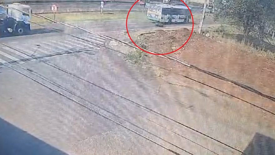 Câmera de segurança flagra colisão entre moto e ônibus do transporte coletivo em Cascavel