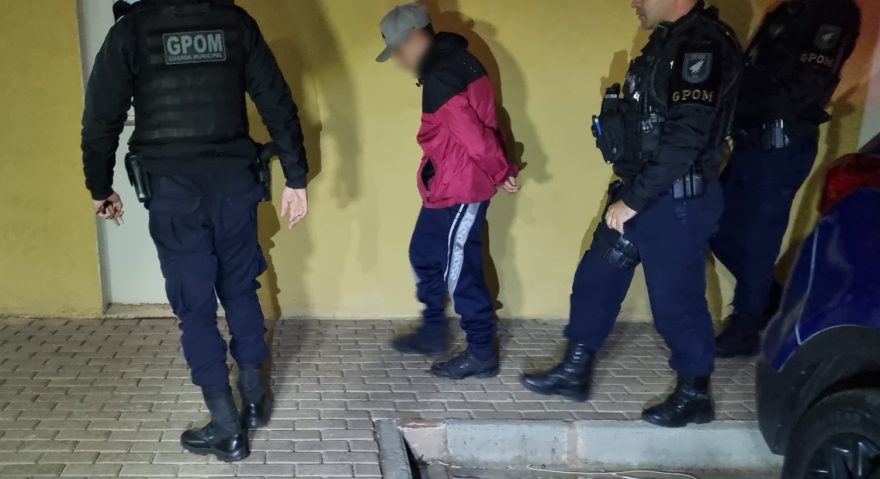 Jovem com mandado de prisão por homicídio é preso no Santa Cruz