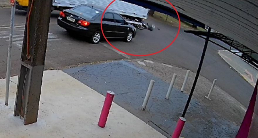 Câmera registra acidente entre moto e caminhão no Brasília
