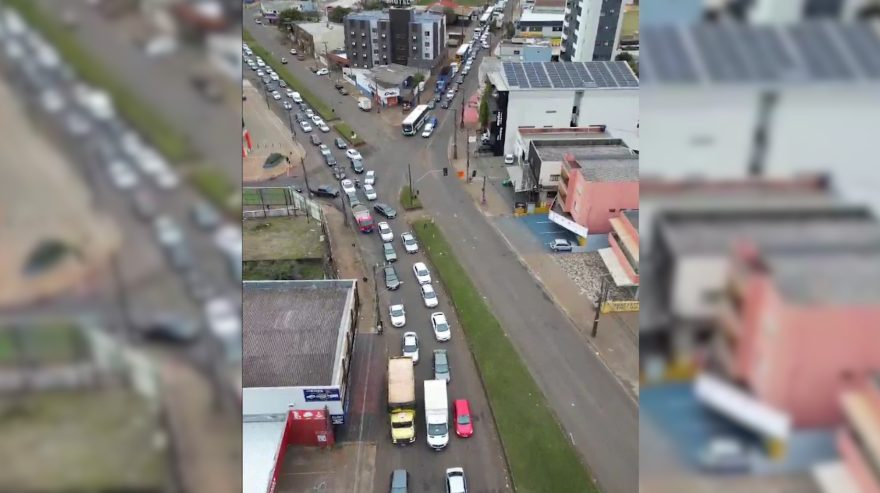 Obras de reurbanização da Avenida Carlos Gomes deixam trânsito caótico