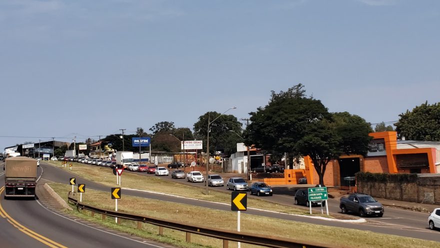 Fluxo intenso de veículos no Trevo da Petrocon após falha no semáforo