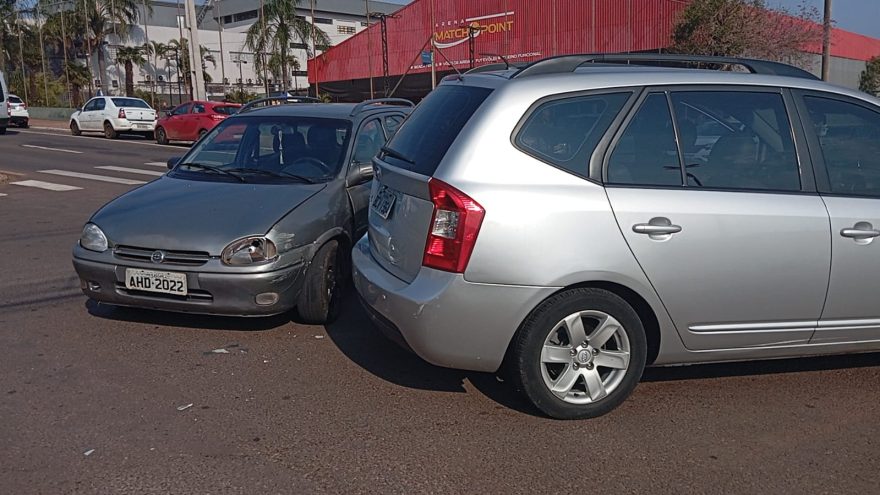 Corsa e Carens se envolvem em colisão na Avenida Brasil