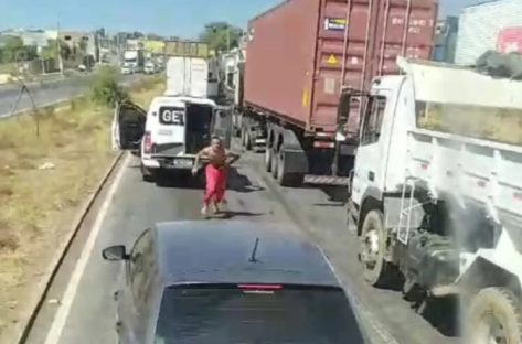 Vídeo: Três presos escapam de dentro da viatura e fogem em avenida movimentada Imagem referente a Vídeo: Três presos escapam de dentro da viatura e fogem em avenida movimentada