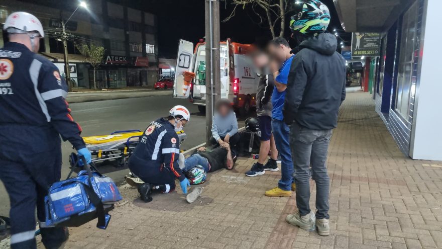 Três pessoas ficam feridas após acidente entre motos em Cascavel