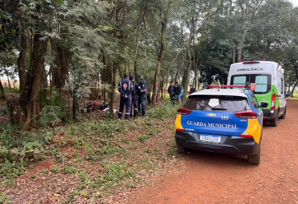 Motociclista morre na região oeste ao colidir violentamente contra árvores