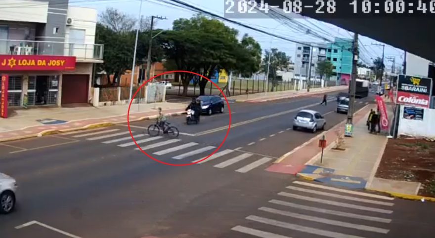 Câmera flagra acidente entre moto e bicicleta que deixou criança com fratura na perna em Toledo