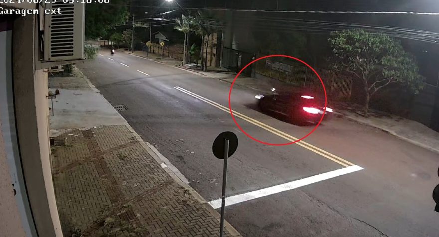 Vídeo flagra carro passando e efetuando disparos de arma de fogo no centro da cidade
